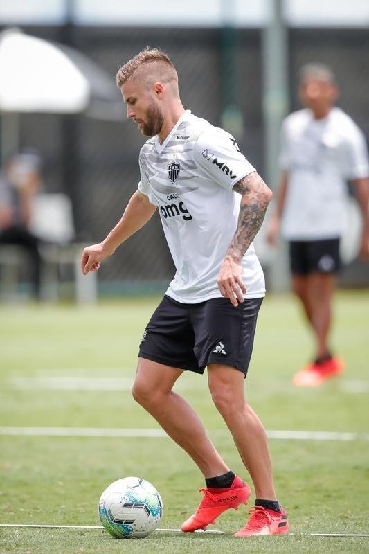 Aps polmica balada, Dylan e Marrony participam normalmente do treino na Cidade do Galo