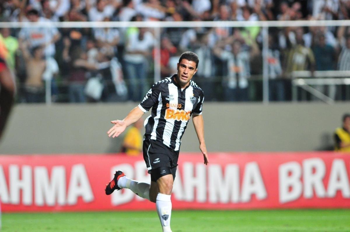 27 - Leonardo - 2012 e 2014 - 15 jogos / 4 gols - 0,266 por jogo