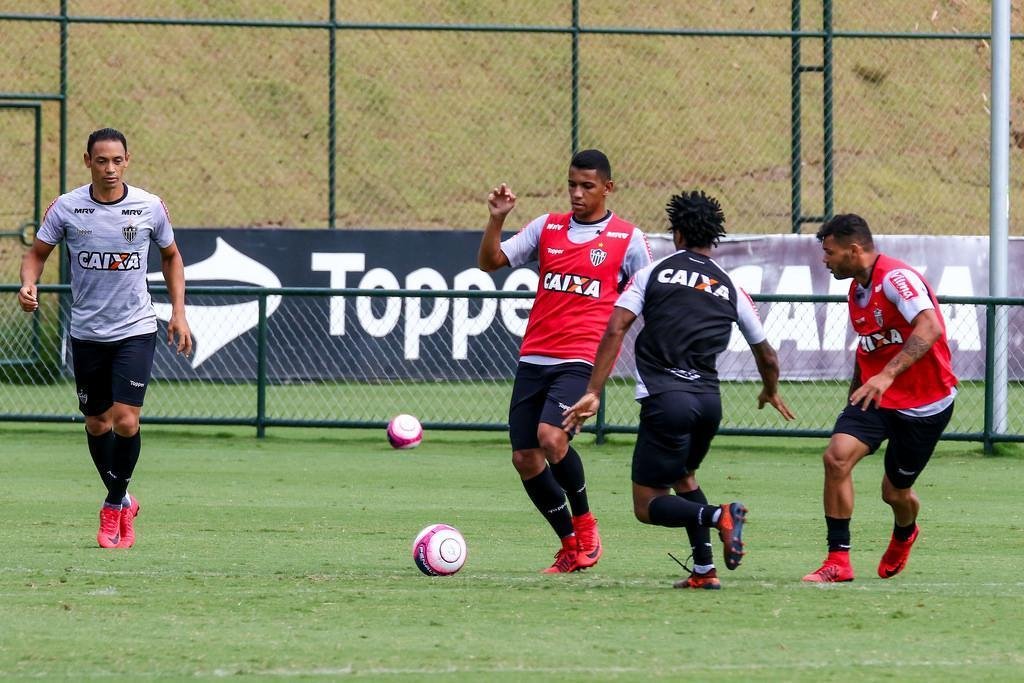 Imagens do treino coletivo comandado por Oswaldo de Oliveira