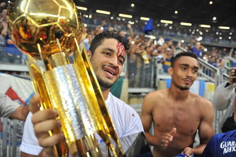 Com sangramento, Leo comemora ttulo brasileiro do Cruzeiro em 2014