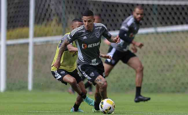 Lateral-esquerdo Guilherme Arana treinou normalmente após ser preservado em Atlético 0x0 São Paulo