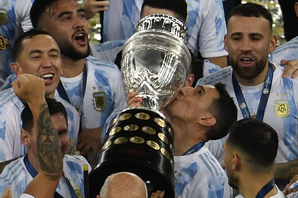 Argentina conquistou 15 ttiulo da Copa Amrica ao vencer o Brasil por 1 a 0, neste sbado, no Maracan. nico gol foi marcado por Di Mara, eleito o destaque da deciso. J o astro Lionel Messi ganhou o prmio de craque da competio.