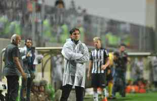 Em jogo com chuva de granizo e 'apago' no Horto, Galo  batido pelo Internacional por 1 a 0