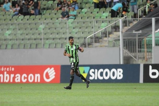 Imagens do duelo entre Amrica e CRB, no Independncia, pela 26 rodada da Srie B