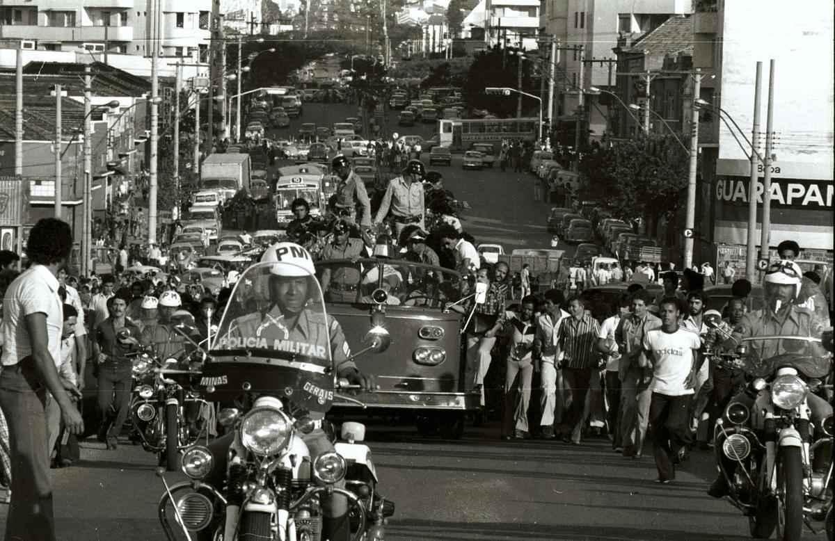 Milhares de torcedores, parentes e amigos acompanharam o cortejo de Roberto Batata