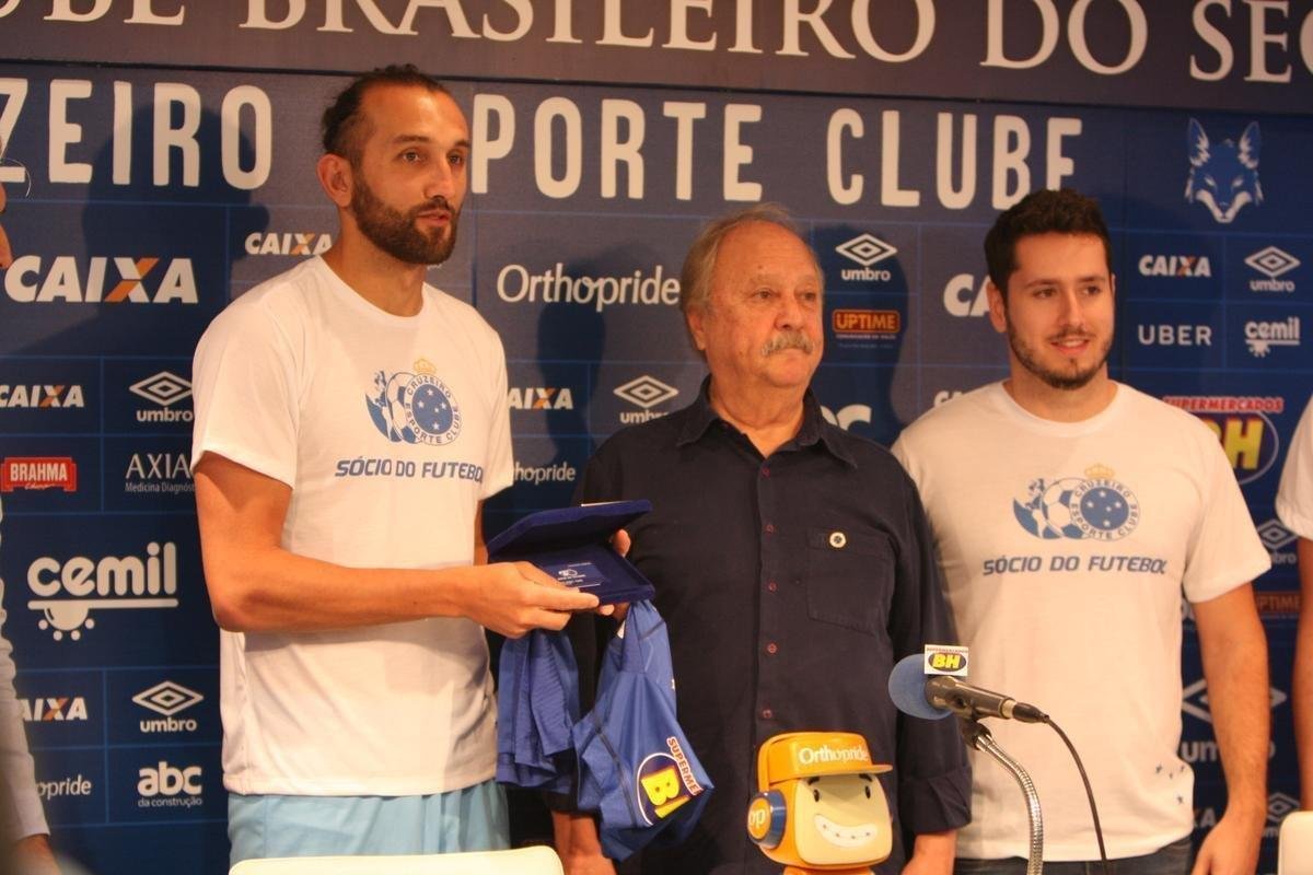 Atacante Barcos, o 'Pirata', vestiu a camisa 28 do Cruzeiro e falou sobre desejo de conquistar muitos ttulos