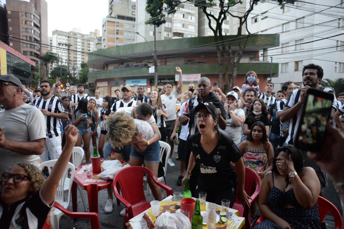 Festa atleticana no Bar do Salomo, em BH, com a conquista do ttulo da Supercopa do Brasil. Galo venceu o Flamengo por 8 a 7 nos pnaltis aps empate por 2 a 2 no tempo normal