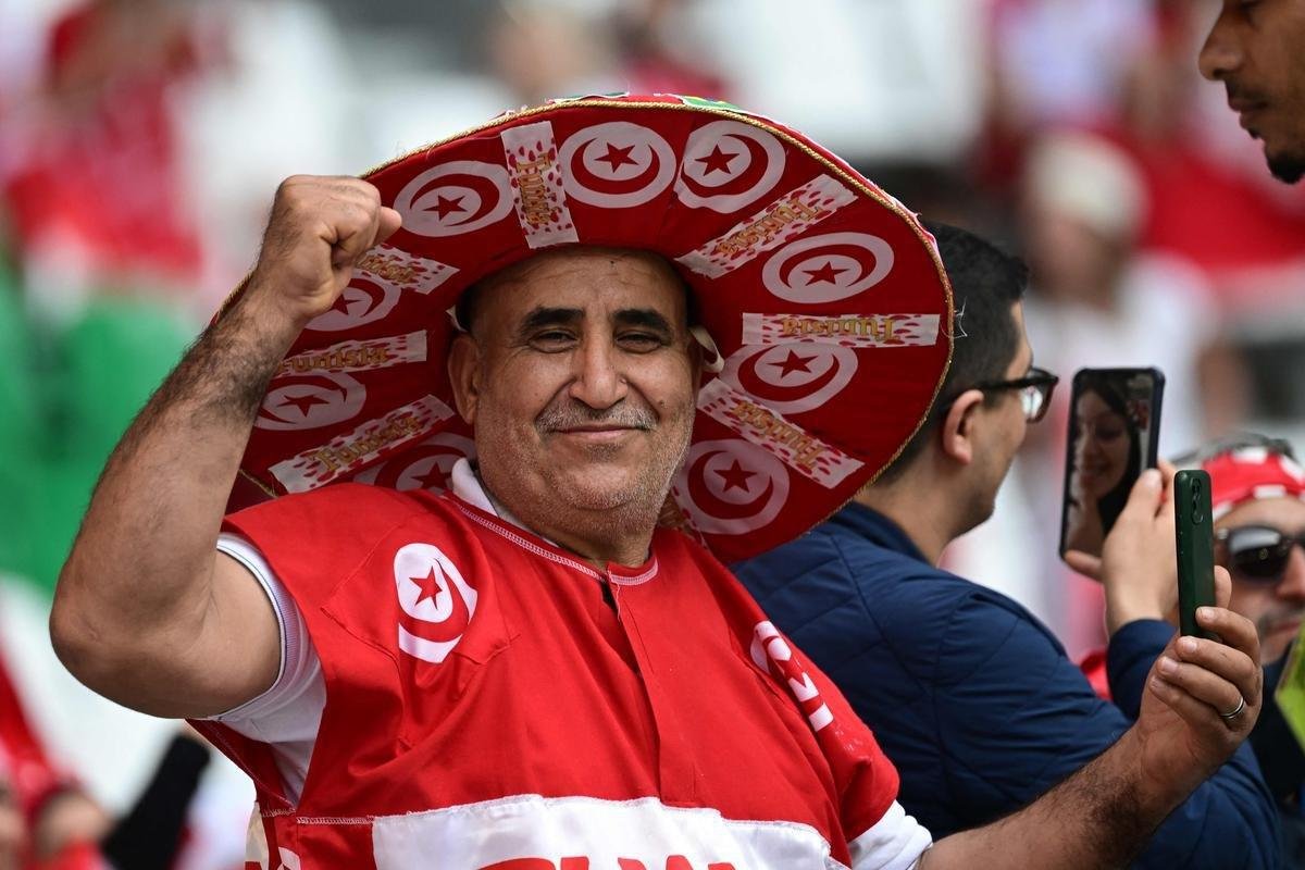 Imagens dos torcedores no jogo entre Dinamarca e Tunsia, pelo Grupo D da Copa do Mundo.