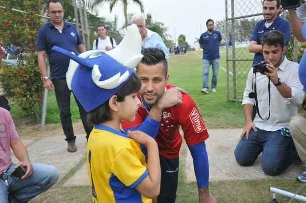 Matheus, que sofre de displasia neuronal no intestino, visitou Toca da Raposa II e recebeu ateno dos cruzeirenses