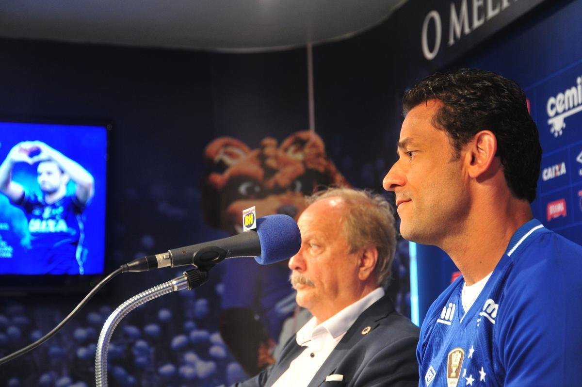 Fred foi apresentado no Cruzeiro pelo presidente Wagner Pires de S e pelo vice Itair Machado