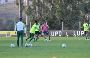 Depois de reunio com elenco e diretoria, Adilson Batista observou treino comandado por Drubscky no Amrica