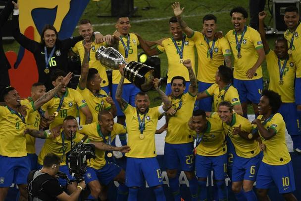 Seleção Brasileira derrota Peru por 3 a 1, conquista Copa América e ergue a taça no Maracanã; veja as fotos da festa do Brasil