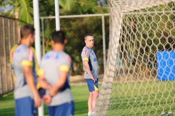 Depois de invaso de torcida organizada, jogadores trabalharam normalmente. Ded foi entregue  preparao fsica, assim como volante Marciel. Time enfrenta o Vitria na quarta-feira pela Copa do Brasil