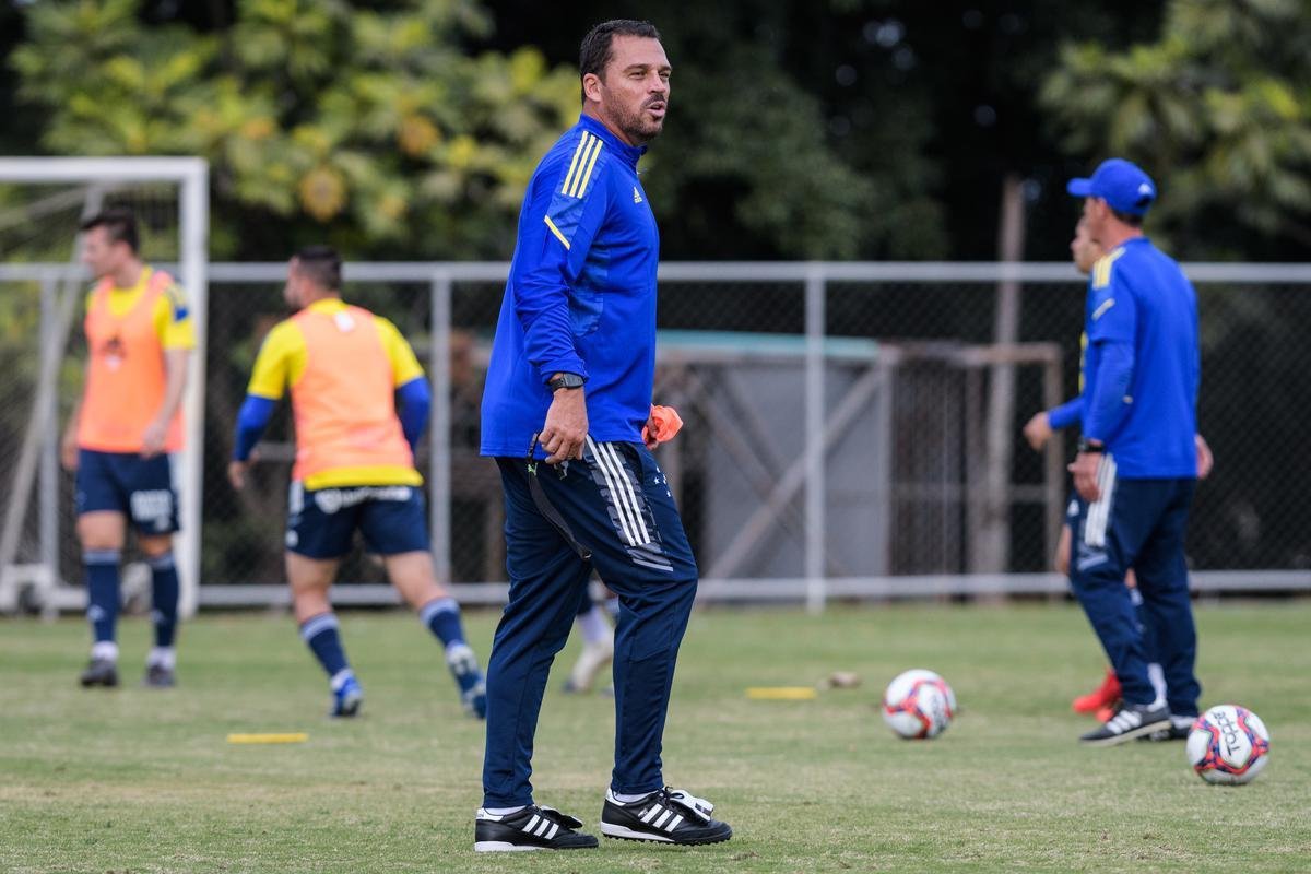 Comisso tcnica de Vanderlei Luxemburgo comandou treino na Toca da Raposa II nesta quarta-feira. Time se prepara para enfrentar o Brusque, s 11h de sbado, no estdio Augusto Bauer, em Santa Catarina, pela 16 rodada da Srie B.