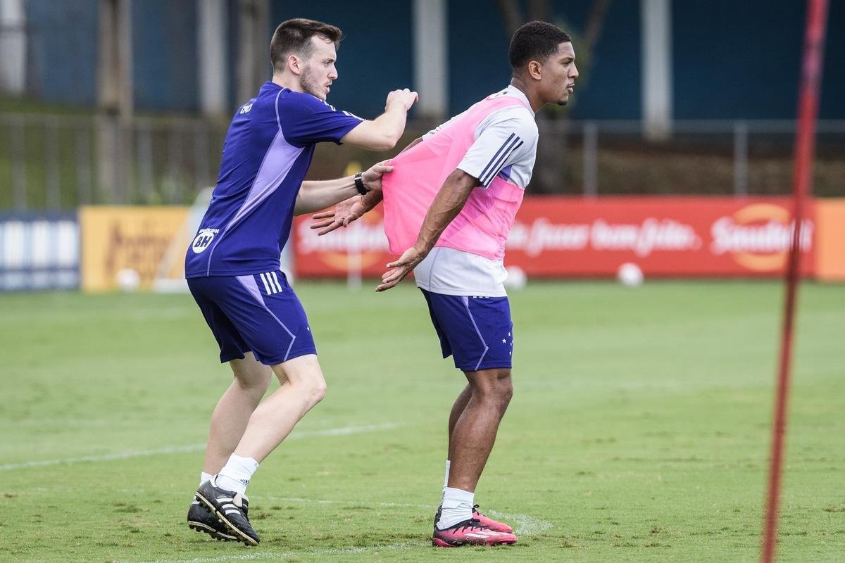 Fotos do primeiro treino do tcnico portugus Pepa no Cruzeiro