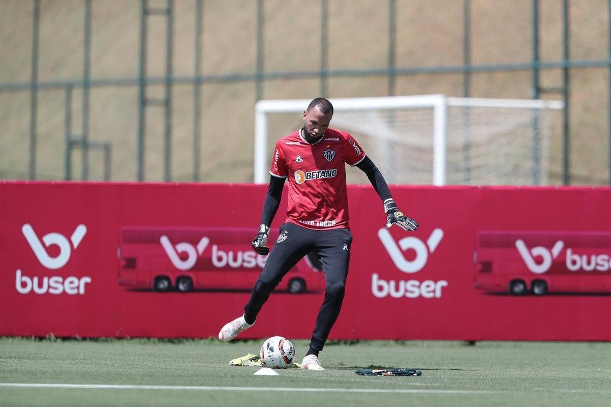 Com seriedade, mas tambm descontrao, o Atltico treinou sob sol forte na manh desta sexta-feira (21), na Cidade do Galo, em Vespasiano. Este foi o quinto dia de pr-temporada para o clube mineiro em 2022, sob o comando do tcnico argentino Antonio 'El Turco' Mohamed. Novas baixas, o volante Allan e o atacante Keno testaram positivo para COVID-19 e no participaram das atividades (ambos cumprem perodo de sete dias de isolamento social).