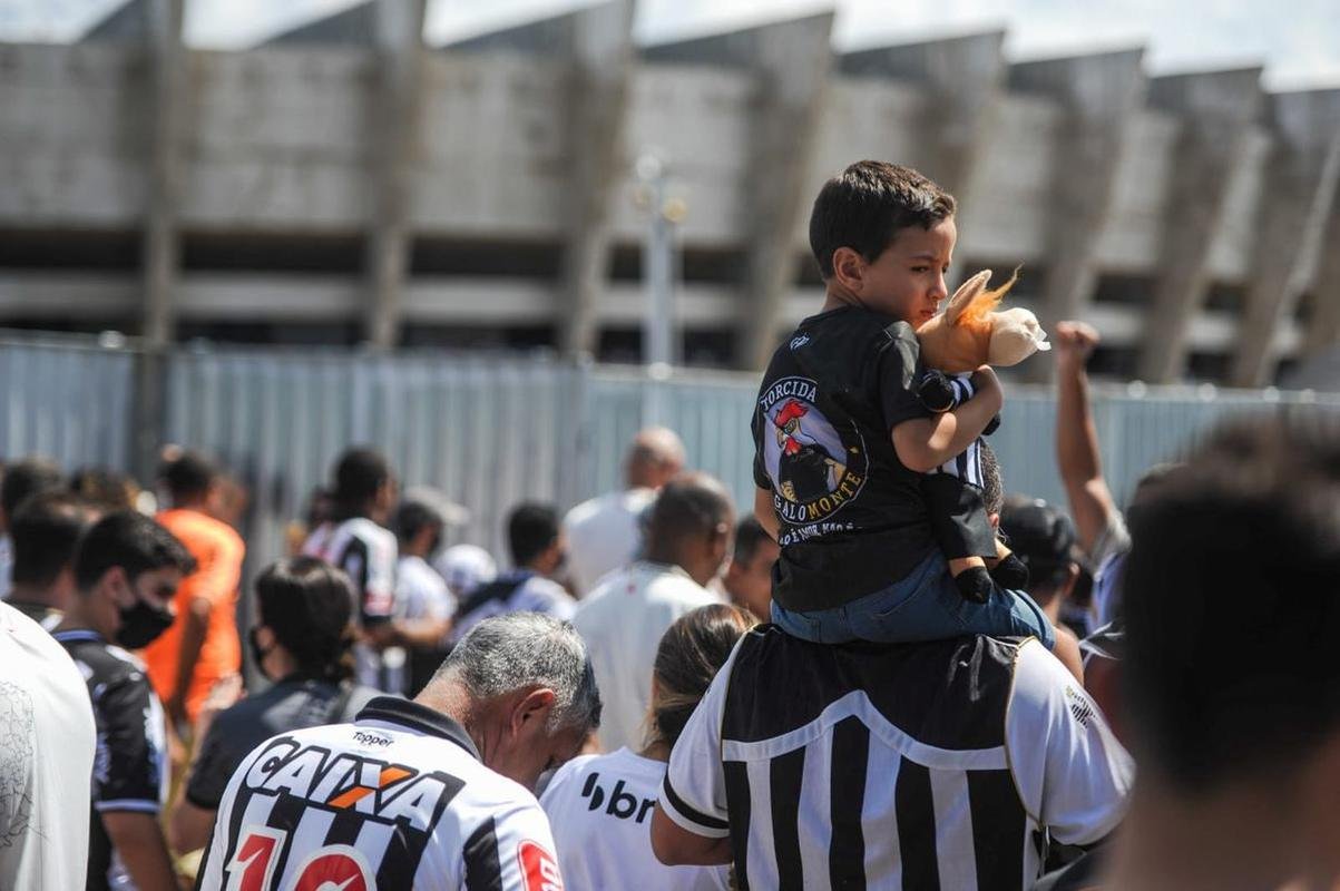 Torcida do Atltico chegou animada ao Mineiro para o jogo da taa, contra o RB Bragantino. Dia de festejar com o time o ttulo do Campeonato Brasileiro de 2021