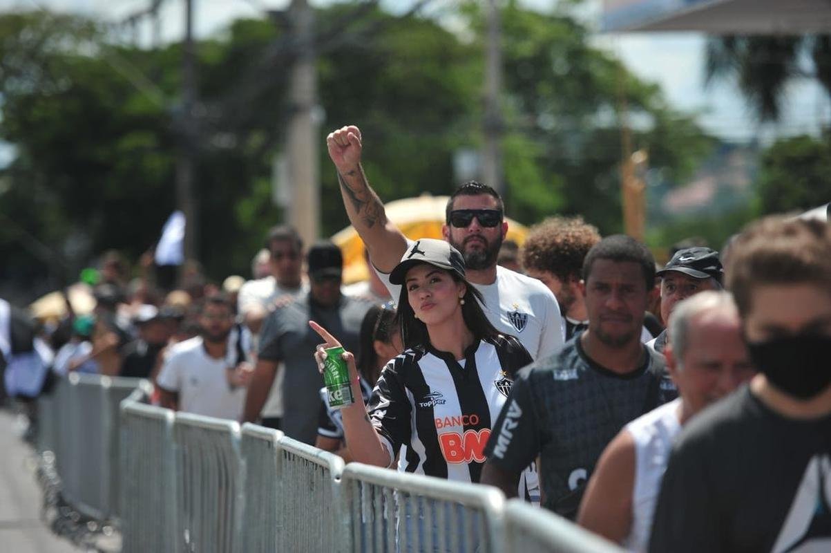 Torcida do Atltico chegou animada ao Mineiro para o jogo da taa, contra o RB Bragantino. Dia de festejar com o time o ttulo do Campeonato Brasileiro de 2021