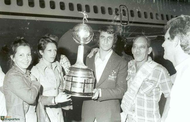 Jogadores do Cruzeiro desembarcam na Pampulha e, em seguida, saem em carro aberto por BH