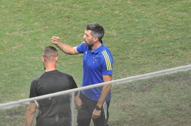 Depois de muito insistir, Cruzeiro abriu o placar com latera-esquerdo Matheus, em cobrana de falta: 1 a 0