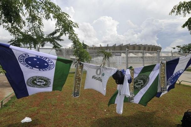 O Mineiro foi palco de homenagens s vtimas da tragdia com o avio da delegao da Chapecoense antes e durante Cruzeiro x Corinthians