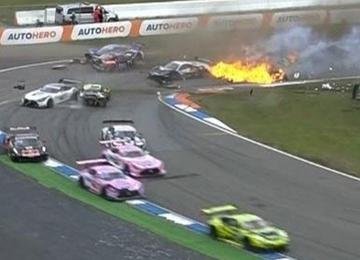 Piloto alemão disputava a última etapa da DTM, o campeonato alemão de turismo, quando sofreu acidente grave 
