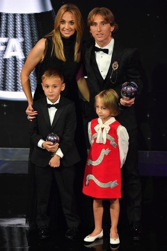 Luka Modric ao lado da esposa Vanja e dos filhos Ivano e Ema 