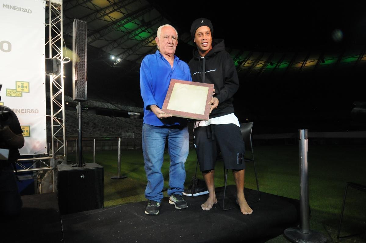 Ronaldinho Gacho lanou nesta tera-feira, no Mineiro, a exposio 'Fragmentos de um gacho', do artista Camaleo; astro ainda entrou para a Calada da Fama do estdio, em Belo Horizonte.