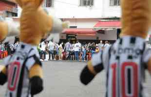 Nesta quinta-feira (2), torcedores do Atltico lotaram os bares de BH para acompanhar Bahia x Galo, jogo adiado da 32 rodada do Campeonato Brasileiro. Na imagem, Bar do Salomo, na Rua do Ouro.