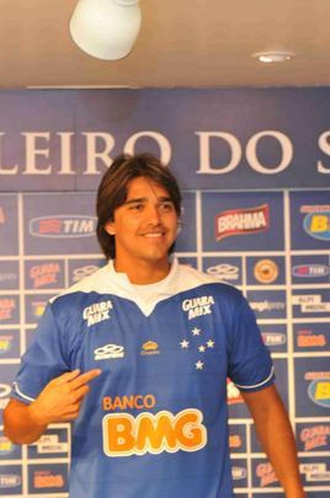 Imagens da apresentao do atacante Marcelo Moreno na Toca da Raposa II