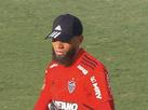 'Goleiro de bon': Everson, do Atltico, usa acessrio em jogo do Mineiro