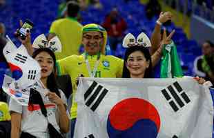Fotos das torcidas de Brasil e Coreia do Sul durante jogo pelas oitavas de final da Copa do Mundo, no Estdio 974, em Doha, no Catar