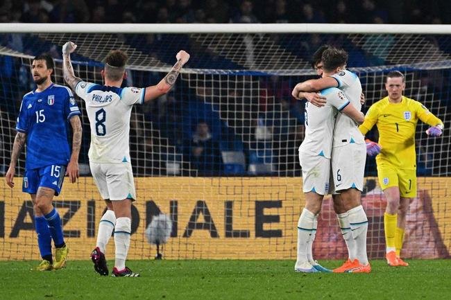 Itlia e Inglaterra se enfrentaram no Estdio Diego Maradona, em Npoles, pelo Grupo C das Eliminatrias da Eurocopa