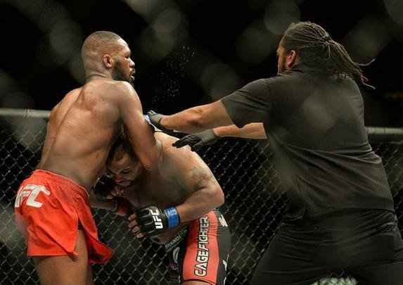 Jon Jones (bermuda vermelha) venceu Daniel Cormier por decisão unânime e manteve o cinturão