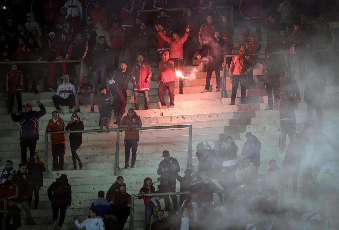 Fotos das torcidas de River Plate e Cruzeiro no Monumental de Nez, em Buenos Aires, em jogo de ida das oitavas de final da Copa Libertadores