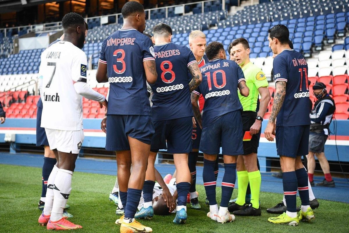 Neymar levou carto vermelho no final da derrota do PSG para o Lille, por 1 a 0, em Paris, ao dar um tranco no adversrio numa disputa de bola na lateral do campo. rbitro entendeu que ele usou fora desproporcional. O brasileiro j tinha carto amarelo e acabou sendo expulso.