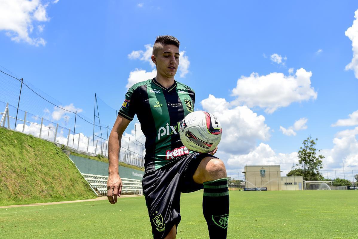 Meia-atacante Índio Ramírez sendo apresentado como novo reforço do América para 2022