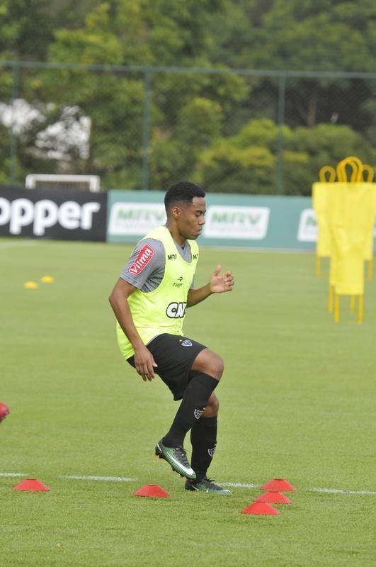 Volante Elias participou nesta quinta-feira do seu primeiro treino como jogador do Atltico. Roger Machado comandou uma atividade com bola utilizando atletas que no jogaram ou atuaram pouco diante do Cruzeiro