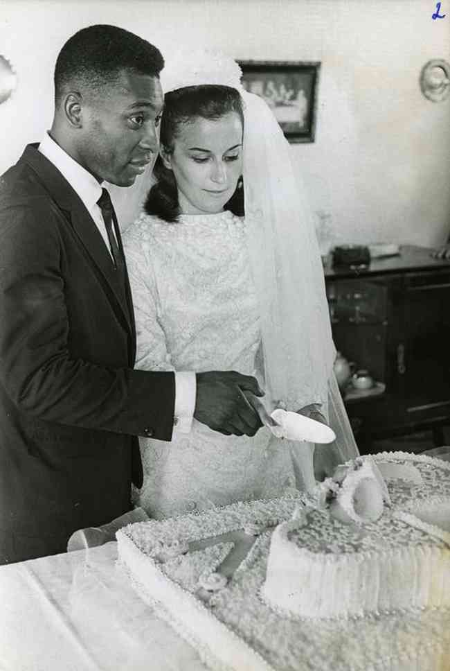 1966. - Logo após a cerimonia religiosa, Pelé com sua primeira esposa Rosemeri dos Reis Cholbi posam para a foto antes de cortarem o bolo de casamento. Matrimônio foi até 1982