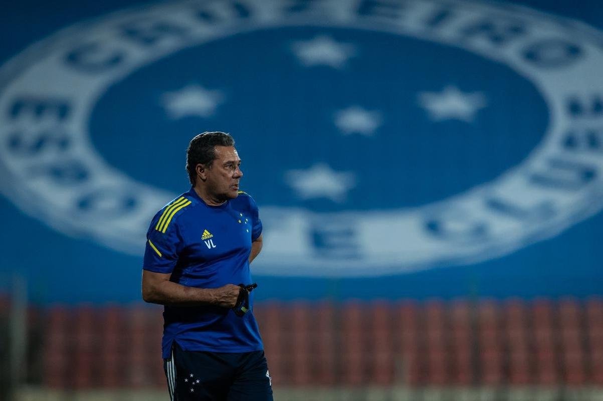 Cruzeiro treinou na Arena do Jacar, em Sete Lagoas, local do jogo desta quinta, 19h, contra o Operrio-PR, pela 24 rodada da Srie B do Brasileiro; veja imagens da atividade comandada pelo tcnico Vanderlei Luxemburgo
