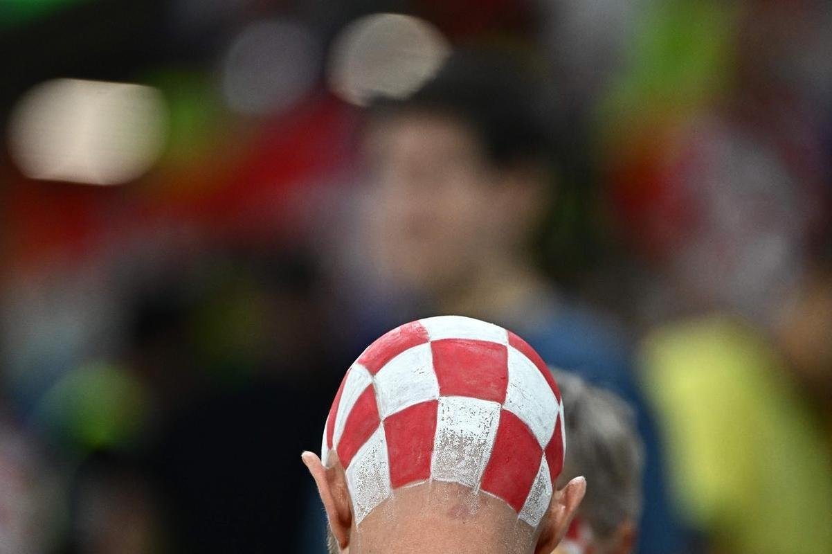 Fotos das torcidas de Brasil e Crocia no Estdio da Educao, em Al-Rayyan, no Catar, em duelo pelas quartas de final da Copa do Mundo