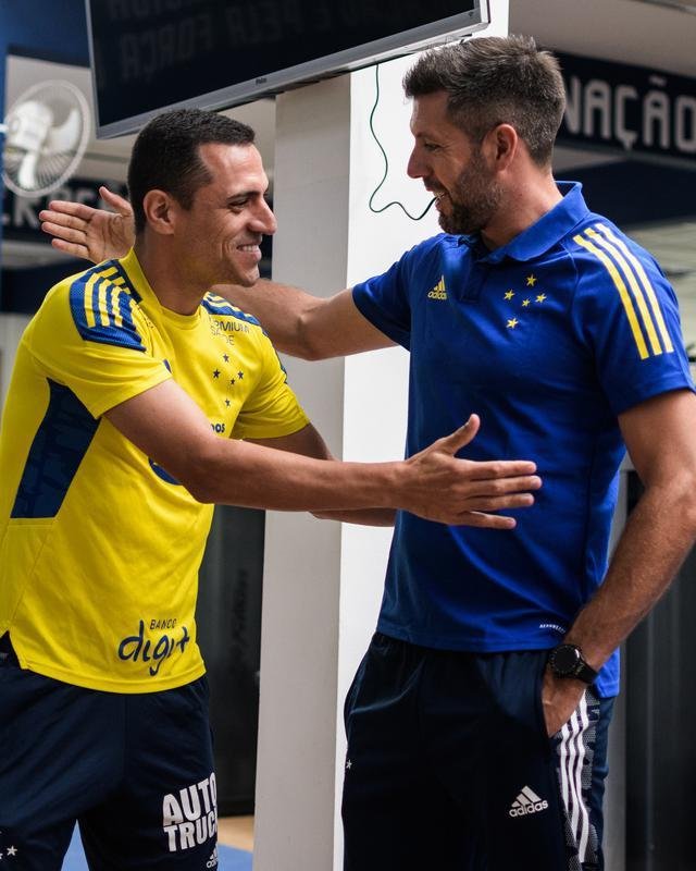 Fotos do primeiro dia de trabalho do Cruzeiro em 2022 na Toca da Raposa II