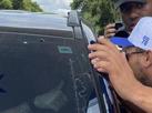 Torcedores do Cruzeiro abordam jogadores na sada da Toca da Raposa II