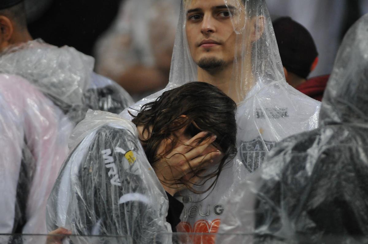 Fotos de tristeza e decepo dos torcedores atleticanos com a eliminao da Copa Sul-Americana para o Coln, no Mineiro. Galo perdeu nos pnaltis por 4 a 3