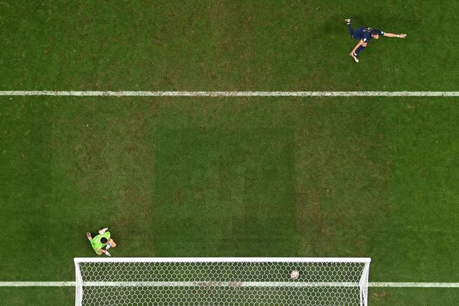 De pnalti, Mbapp marca o seu terceiro gol na final durante a prorrogao e empata para a Frana diante da Argentina: 3 a 3