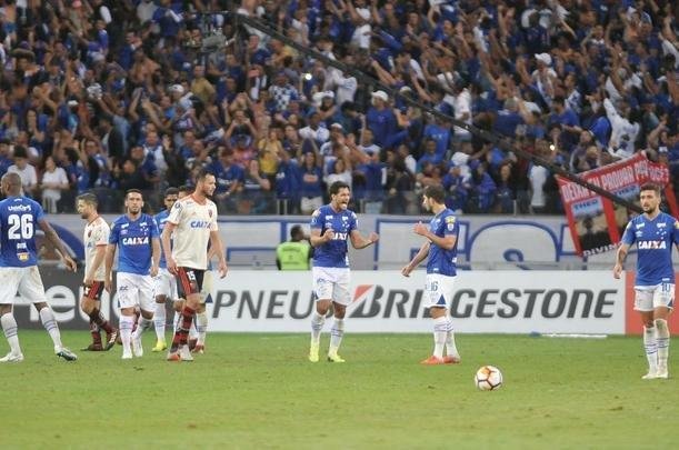 Aliviados com a classificao, jogadores do Cruzeiro fizeram festa com a torcida, no Mineiro