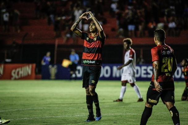 O Sport abriu o placar no primeiro tempo com Elton, escolhido pelo técnico Guto Ferreira como titular para a partida.