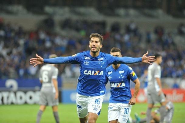 Aos dez minutos, Lucas Silva fez jogada individual e marcou o 2 gol do Cruzeiro em chute de fora da rea