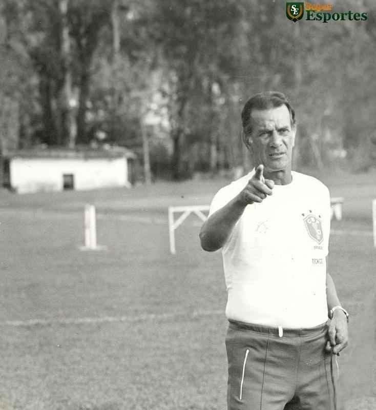 Tel Santana, tcnico da Seleo Brasileira, durante preparao na Toca da Raposa I
