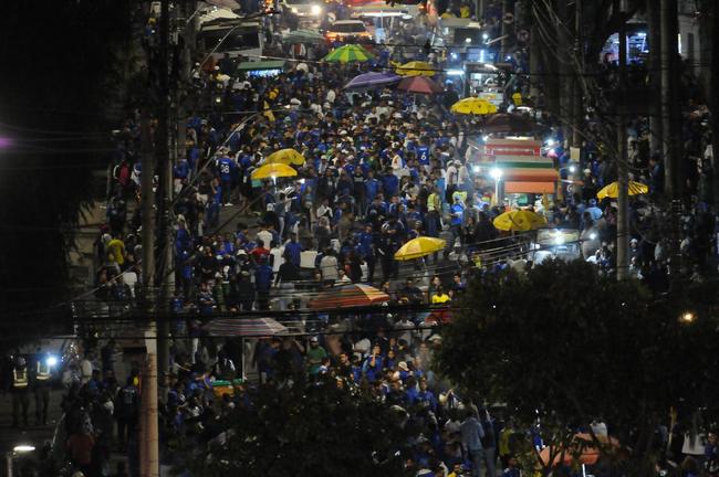 Chegada da torcida do Cruzeiro ao Mineiro para o jogo contra o Sport pela 15 rodada da Srie B do Campeonato Brasileiro